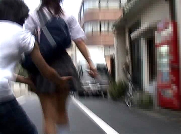路上を歩いていた女子高生がスカートをめくられパンツを奪われてしまう事案発生・・・